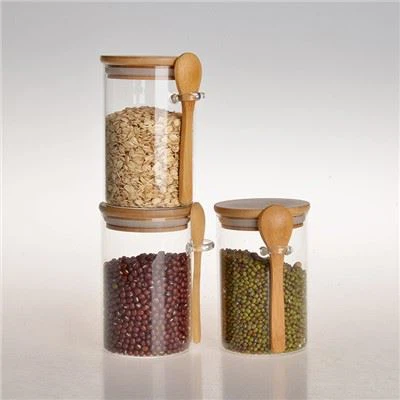 Skleněné nádoby s bambusovou lžičkou