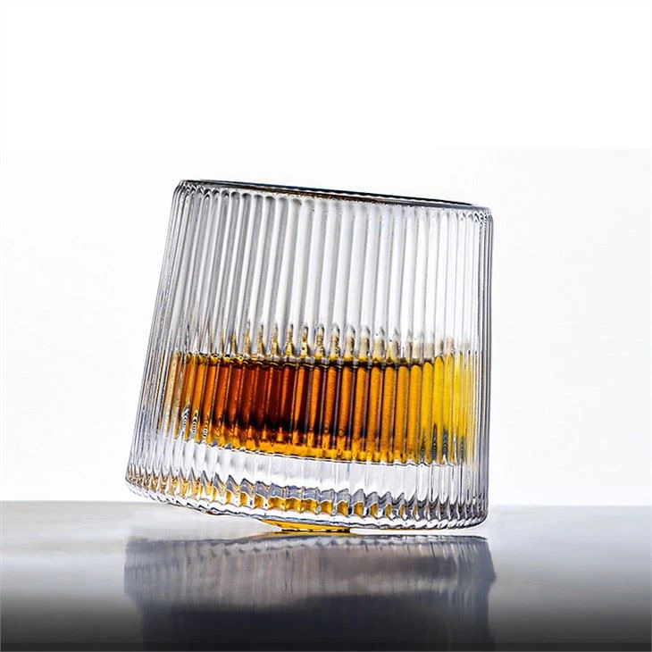 Křišťálové skleněné barové nádobí na whisky